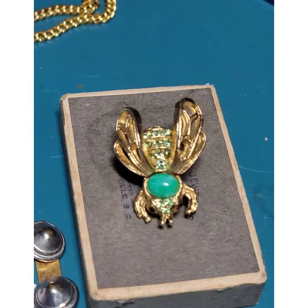 Uranium Glass Bee Figurine Under UV Unmarked Vintage